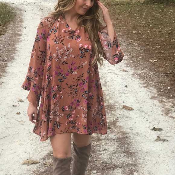 Dresses & Skirts - Pale rust floral dress
